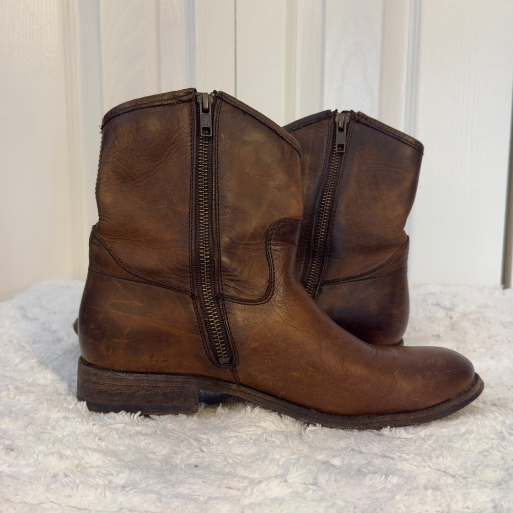 Frye Melissa Button Short Boot. Distressed leather. 8 B. Gently worn - Picture 9 of 13